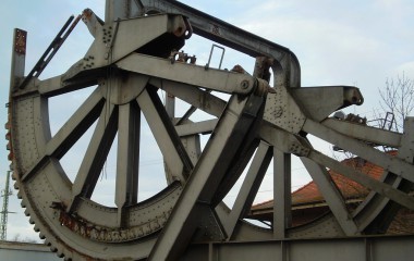 Radsegmentpaar der Rollklappbrücke über die Peene bei Anklam
